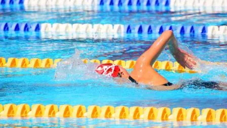Bild: Schwimmen macht den Rücken stark