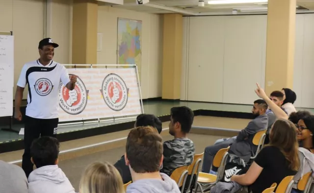 Gegen Mobbing: 2schneidig ist Gastreferent im Rahmen des Bundesprogramms des BMFSFJ Bild: Gegen Mobbing: 2schneidig ist Gastreferent im Rahmen des Bundesprogramms des BMFSFJ