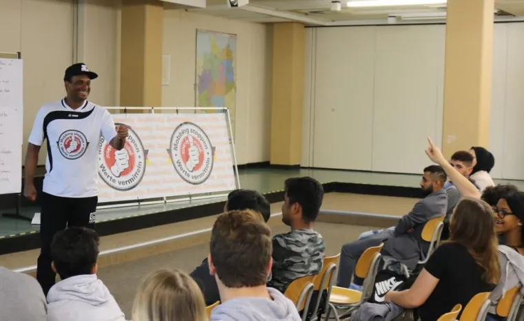 Bild: Gegen Mobbing: 2schneidig ist Gastreferent im Rahmen des Bundesprogramms des BMFSFJ