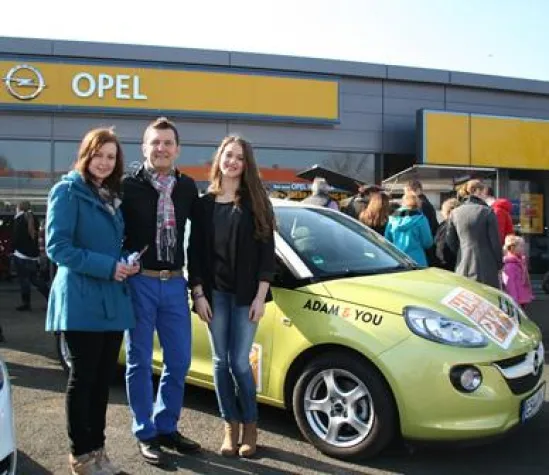 Opel ADAM beschenkt glückliche Gewinnerin aus Hann. Münden Bild: Opel ADAM beschenkt glückliche Gewinnerin aus Hann. Münden