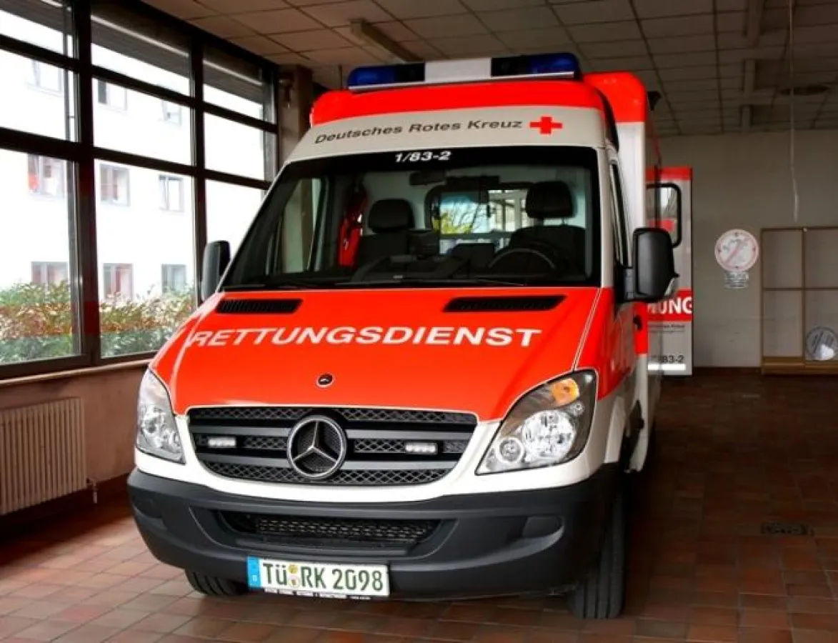 Vor einer Notaufnahme im Krankenhaus