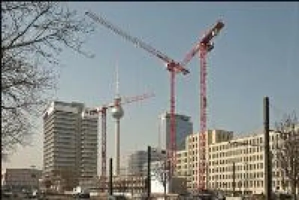 Bild: Rote WÖLFFE in der deutschen Hauptstadt – WOLFFKRAN mit drei Kranen bei Hotelneubau in Berlin vertreten