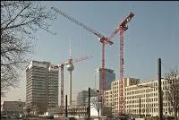 Rote WÖLFFE in der deutschen Hauptstadt – WOLFFKRAN mit drei Kranen bei Hotelneubau in Berlin vertreten Bild: Rote WÖLFFE in der deutschen Hauptstadt – WOLFFKRAN mit drei Kranen bei Hotelneubau in Berlin vertreten