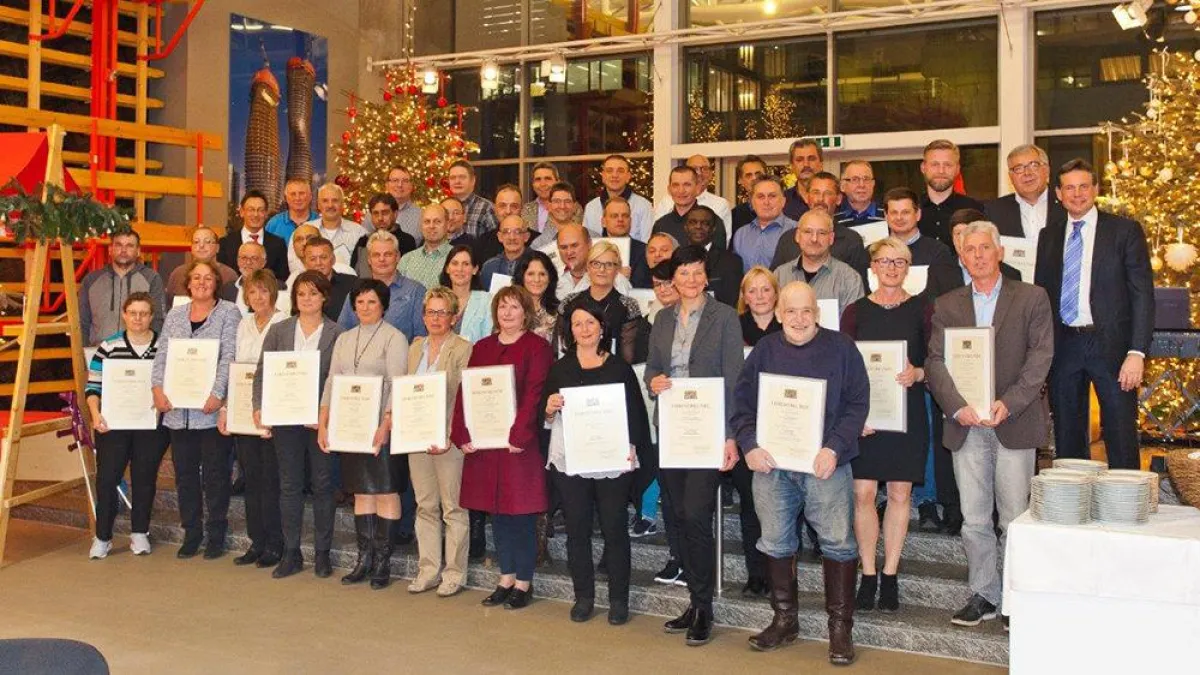 Die 56 Jubilare erhielten für ihre Treue eine offizielle Ehrenurkunde des Freistaates Bayern.