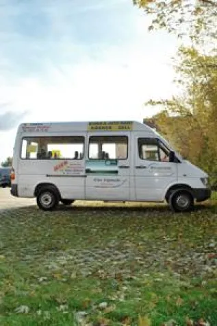 Bild: BÜRGERBUS ZELL A. MAIN MIT KANZLEI LAHL UNTERWEGS