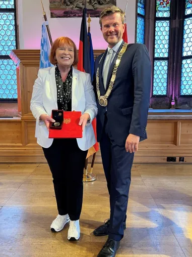 Verleihung der Bürgermedaille der Stadt Nürnberg an Ingrid Hofmann Bild: Verleihung der Bürgermedaille der Stadt Nürnberg an Ingrid Hofmann