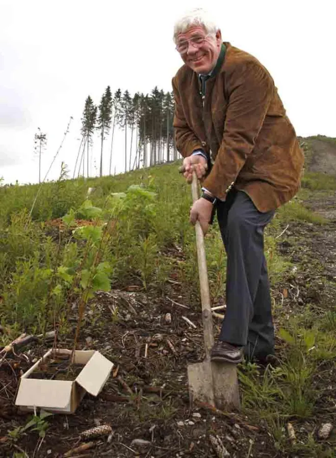 Unternehmer Uwe Drooff unterstützt die Wiederaufforstung in Brilon seit über drei Jahren und wird dieses Jahr weitere 5.000 Bäume