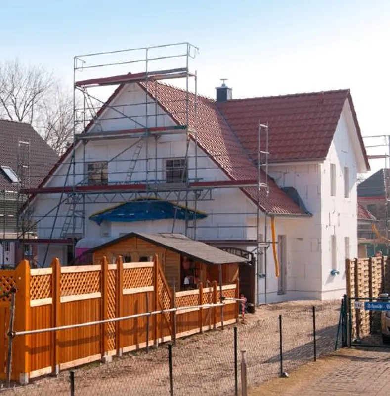 Das Haus mit Einliegerwohnung kann am 12./13. März in Berlin-Johannisthal besichtigt werden. Foto: Roth-Massivhaus
