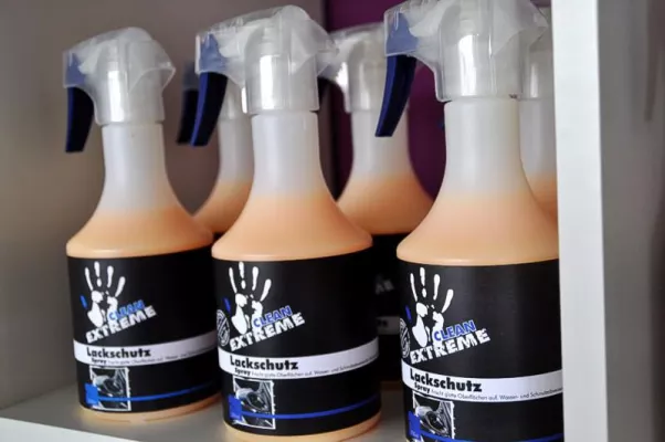 Bild: CLEANEXTREME Lackschutz-Spray: reinigt, pflegt und versiegelt. Für viele Glanz-Oberflächen geeignet.