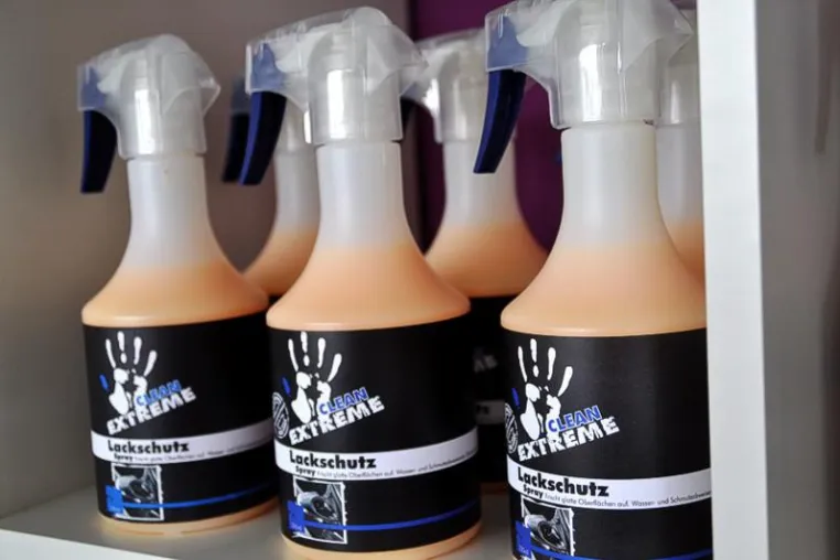 Bild: CLEANEXTREME Lackschutz-Spray: reinigt, pflegt und versiegelt. Für viele Glanz-Oberflächen geeignet.