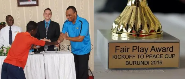 Bild: „2schneidig“ engagiert sich beim Friedenscup in Burundi und überreicht Fair Play Award