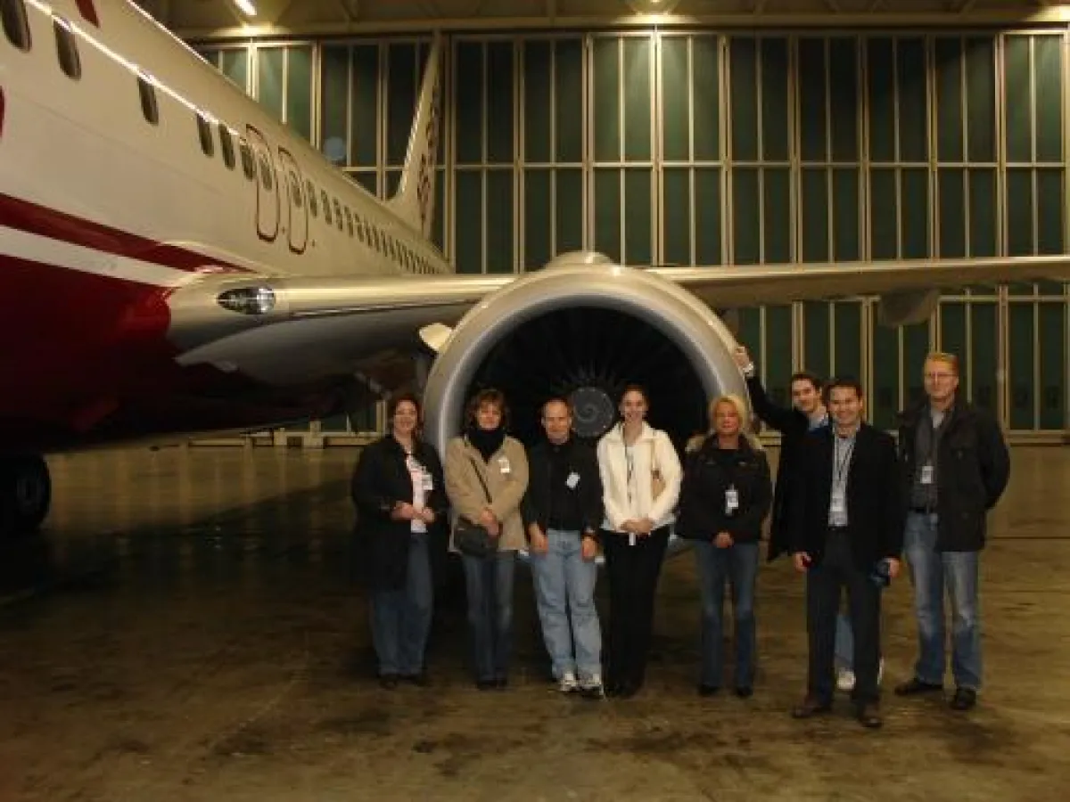 -Seminarteilnehmer bei der Besichtigung einer B737-
