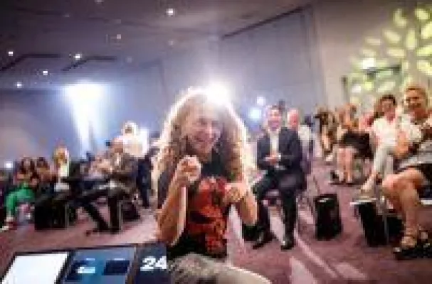 Bild: YouTube-Influencer Nikolai Schlott aus Offenbach begeistert bei Weltrekord-Speaker-Slam in Berlin