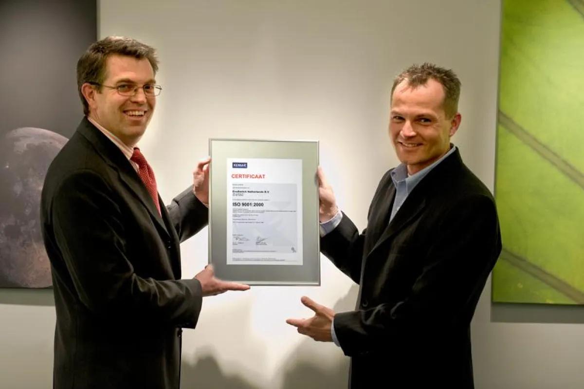 Bas Kruimer von KEMA (l) überreicht das ISO-9001-Zertifikat an Laurens Rosenthal (r). Standort: Boardingroom von EvoSwitch.