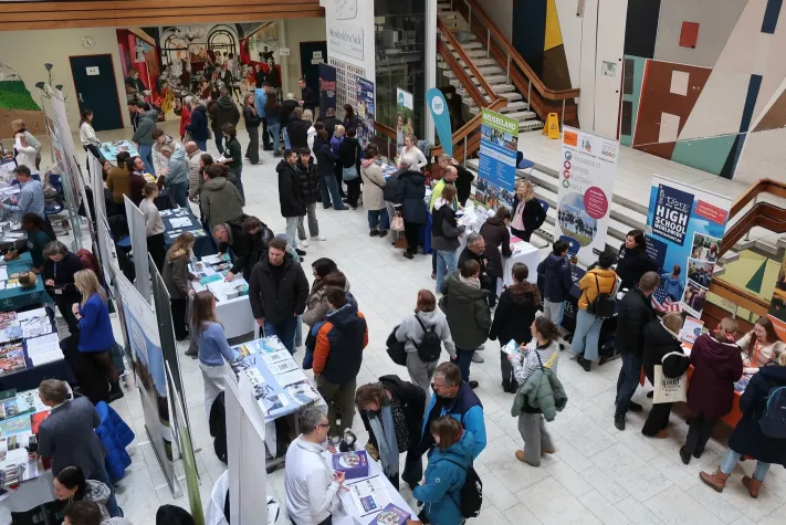 Bild: Fernweh im Frühling? Dein Weg ins Ausland beginnt auf der JuBi