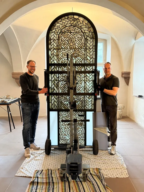 Von links: Sebastian Macho und Julius Wagner kurz vor dem Transport des Grisaillefensters (© Stiftung Kloster Eberbach)