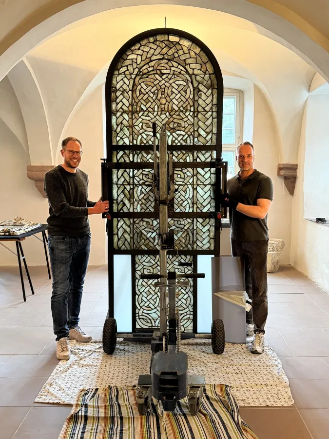Von links: Sebastian Macho und Julius Wagner kurz vor dem Transport des Grisaillefensters (© Stiftung Kloster Eberbach)