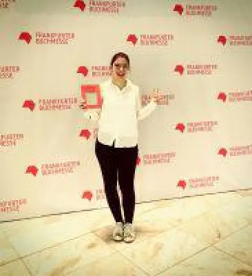 Bild: Autorin Nina Graber verbreitet auf der Buchmesse mit ihrem Werk natürl-ICH positive Energie!