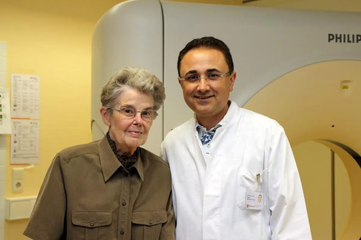 Chefarzt Dr. Laali freut sich mit Emmi Wältermann über das positive Ergebnis der Nachuntersuchung