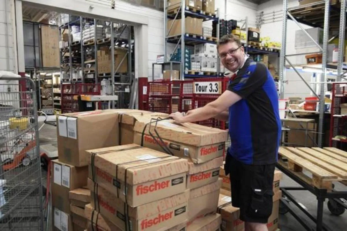 Michael Koch an seinem betriebsintegrierten Arbeitsplatz bei der Firma LAYER Großhandel