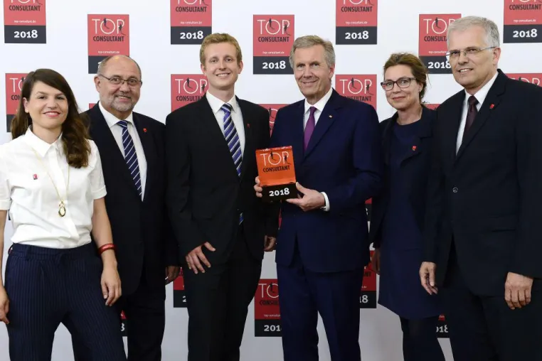 Bild: Ex-Bundespräsident Christian Wulff gratuliert GP+S zur Auszeichnung „Top Consultant 2018“