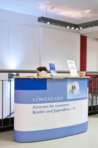 Bild: Für mehr Präsenz in der Öffentlichkeit sorgen Flying Banner und Promotiontheke