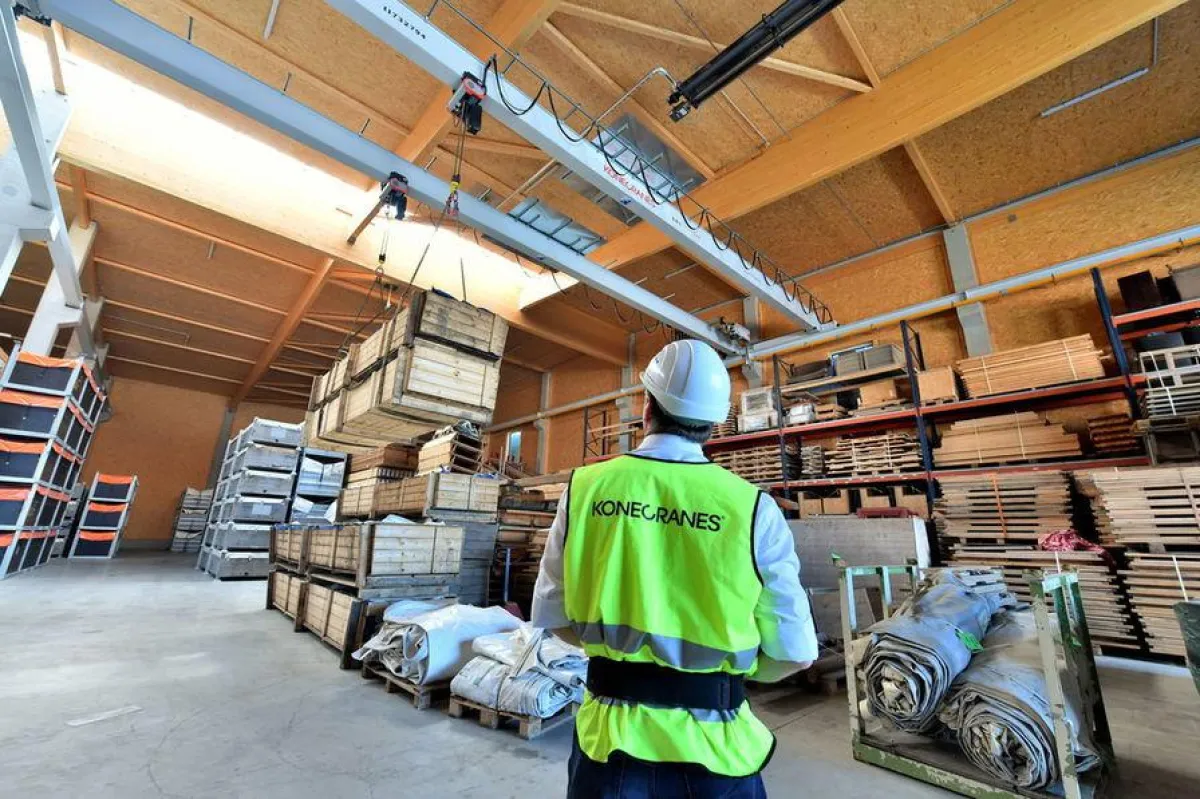 Der neue Zweiträger-Brückenkran mit Elektrokettenzügen von Konecranes