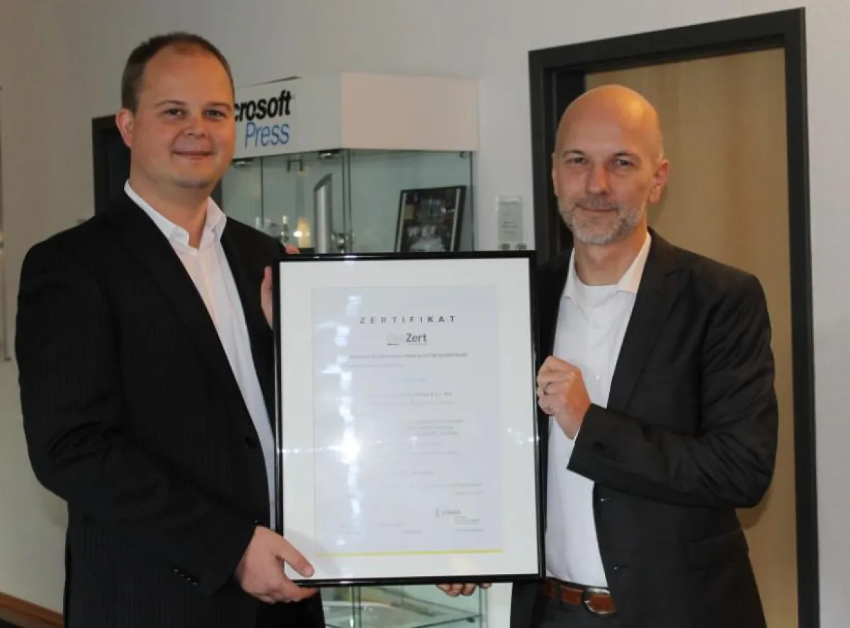 Geschäftsführer Lüdemann und Datenschutzbeauftragter Meetz freuen sich über die Zertifizierung