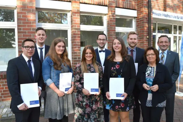 Bild: Erster Jahrgang des PHWT-Master-Studiengangs erhält Urkunden