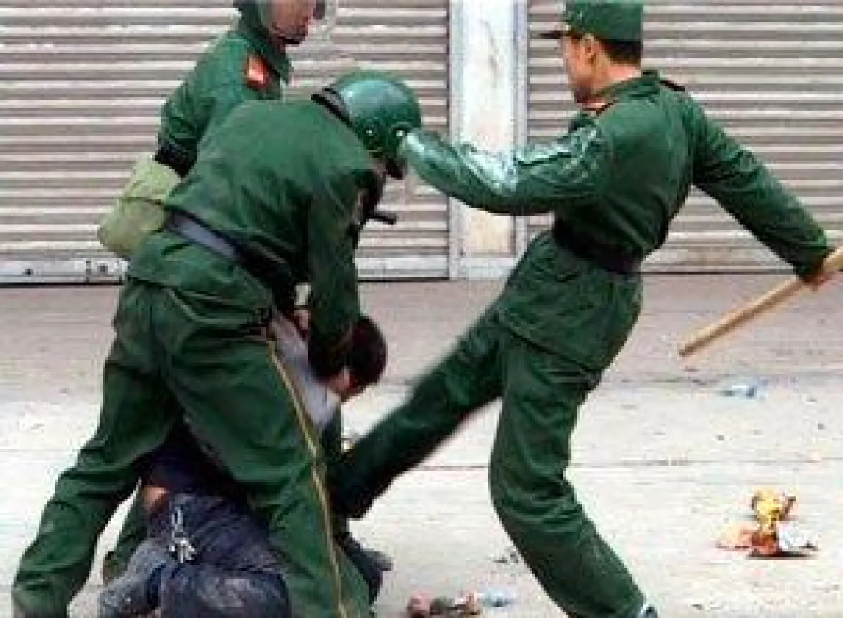 Chinese Militärpolizei mißhandelt einen Tibeter