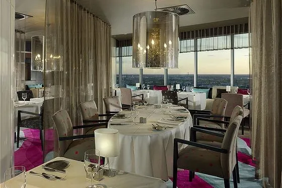 HOCH HINAUS – KULINARISCHER HÖCHSTGENUSS MIT AUSBLICK IM HORISONT RESTAURANT DES SWISSÔTEL TALLINN Bild: HOCH HINAUS – KULINARISCHER HÖCHSTGENUSS MIT AUSBLICK IM HORISONT RESTAURANT DES SWISSÔTEL TALLINN