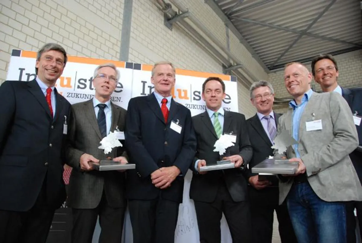 Bild: Gustav Deiters (l.) verpflichtet die neuen Industrie-Botschafter. (Bildnachweis: Stefanie Schaack)