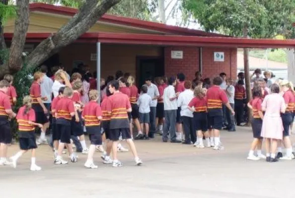 High School Australien: Lernen in Schuluniform Bild: High School Australien: Lernen in Schuluniform