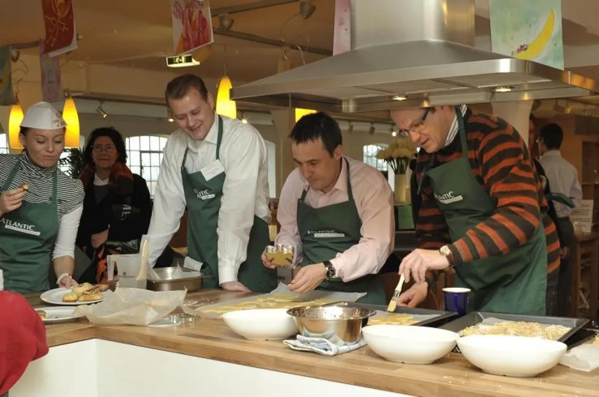 Mandy Jozifek (World Coffee), Michael Oelrichs (Tiempo), Heiko Strohmann (MdBB) und Jens Wünderlich (engram) backen für den guten Zweck