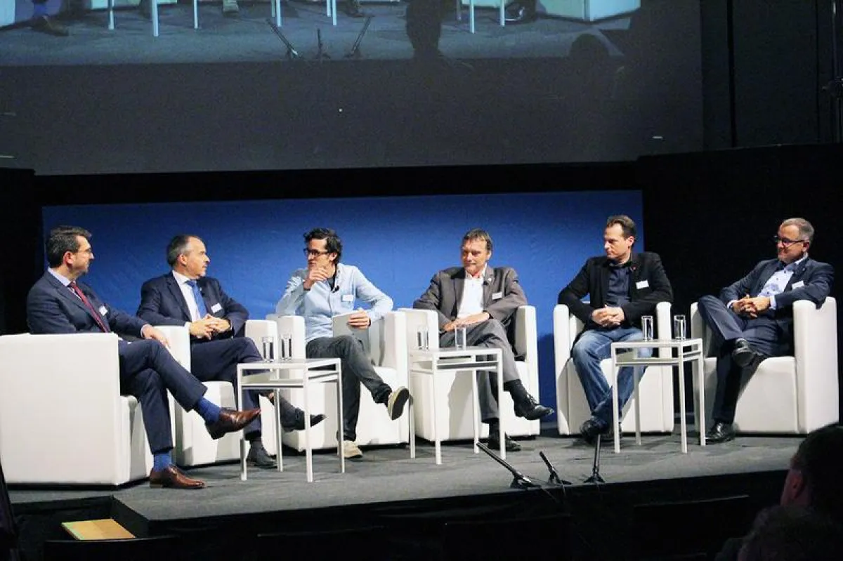 Podiumsdiskussion „Mensch 2.0 – Entwicklung der digitalen Mensch-Technik-Welt“ mit Robert Wachendorff (Geschäftsführer Wachendorff GmbH & Co. KG), Christian Mengel (Director Advanced Vehicle (© Hochsc