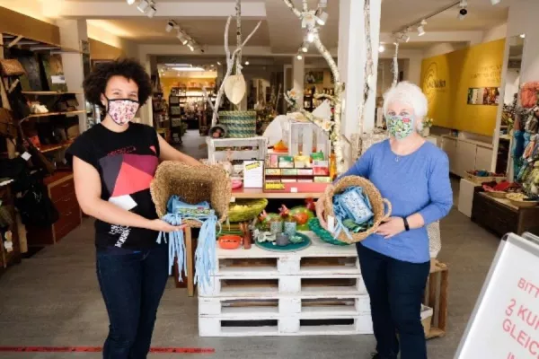 Bild: Stiftung Liebenau liefert 1000 Alltagsmasken an den Weltladen in Ravensburg