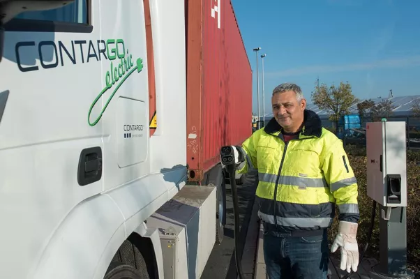 Contargo Neuss setzt erstmals Schnellladestation für E-Lkw ein Bild: Contargo Neuss setzt erstmals Schnellladestation für E-Lkw ein