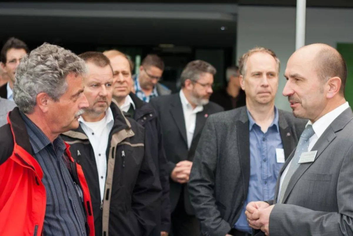 Stefan Winkelmann, NürnbergMesse, gewährt den Teilnehmern Einblicke ins Gebäudemanagement