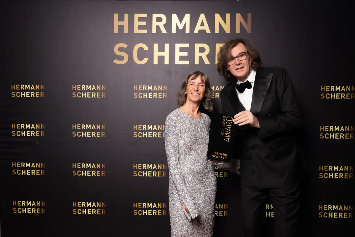 Kerstin Pinger nimmt glücklich den Award von Hermann Scherer in Empfang.  (© Justin Bockey)