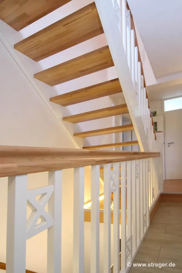 Treppe mit Charakter: Die eingestemmte Massivholzwangentreppe aus dem Hause STREGER hat einen gerade
