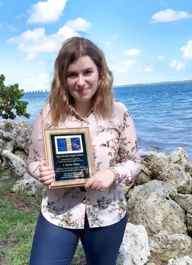 Iria Garcia Lopez with her Best Student Paper Award (© IHP 2017)