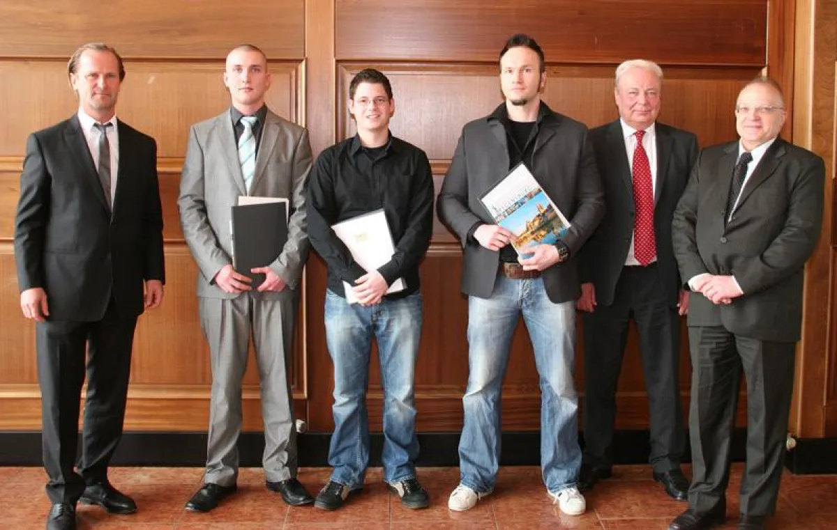 v.l. A. Eckert Frhr. v. Waldenfels, mit den Prüfungsbesten Alexander Böhm (1,45), Stefan Maier (1,18