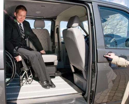 Vom Rollstuhl auf den Fahrersitz Bild: Vom Rollstuhl auf den Fahrersitz