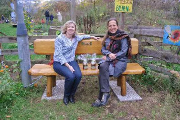 Weißgerber Lesezirkel spendiert: Eine Bank für gute Begegnungen Bild: Weißgerber Lesezirkel spendiert: Eine Bank für gute Begegnungen