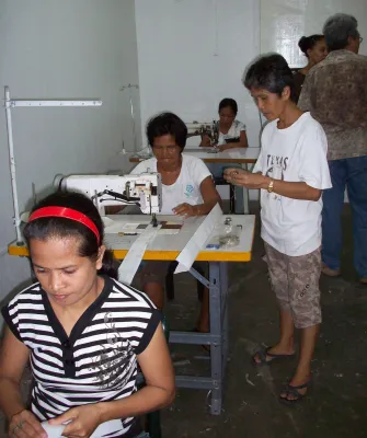 Bild: Mit Näh-Ausbildungen gegen Armut