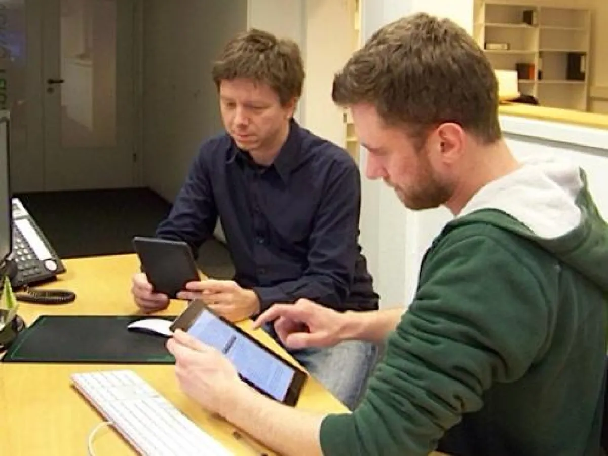 Dirk Henkenius (li) und Martin Walzel begutachten unterschiedliche E-Book-Reader