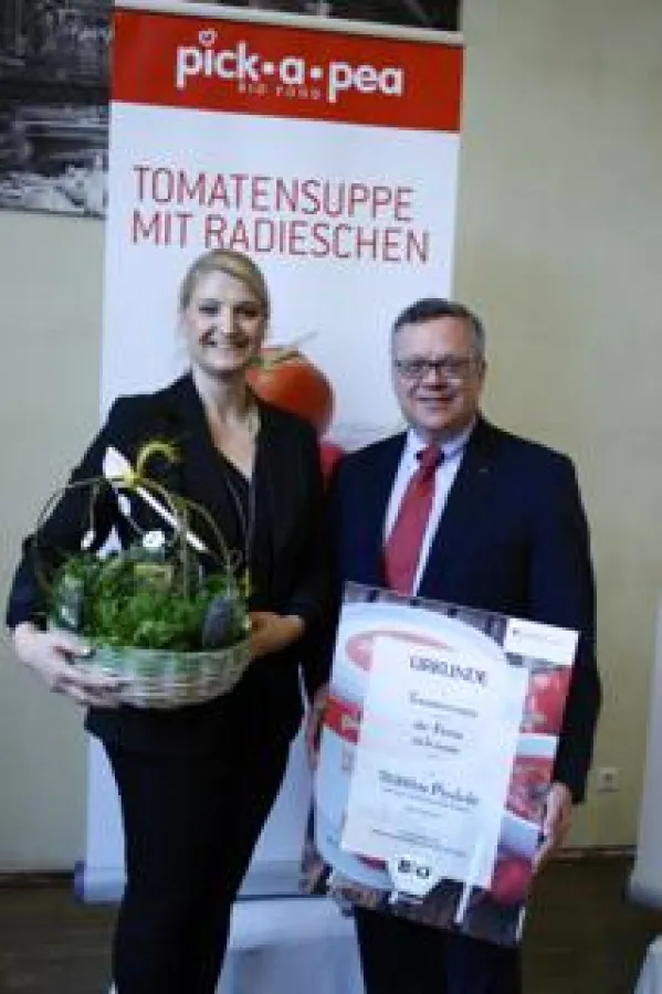 BLE-Präsident Dr. Hanns-Christian Eiden ehrte das nachhaltige Firmenkonzept von Kathrin Möntenich