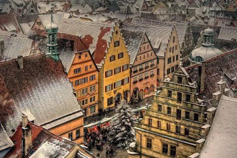 Bild: Großer Bilderrahmen-Adventskalender mit vielen Geschenkideen bei Rahmen-Shop.de