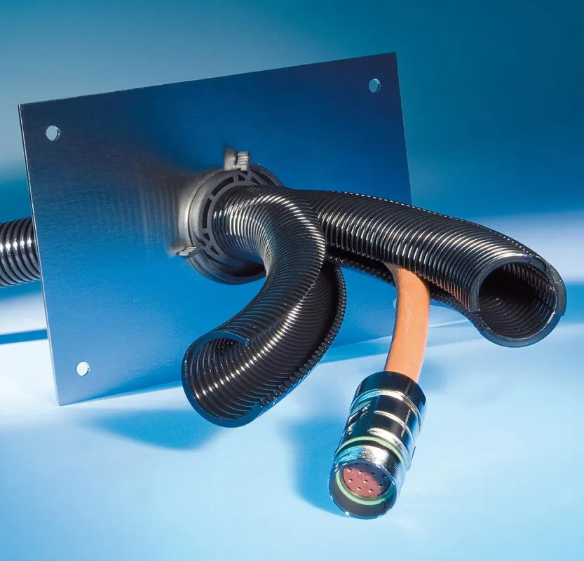 Zentraler Vorteil des EWT Splitflex Systems ist sein zweigeteiltes Wellrohr, das ineinander greift. Der Schutzschlauch kann somit jederzeit geöffnet und wieder verschlossen werden.