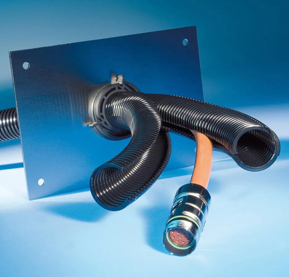 Zentraler Vorteil des EWT Splitflex Systems ist sein zweigeteiltes Wellrohr, das ineinander greift. Der Schutzschlauch kann somit jederzeit geöffnet und wieder verschlossen werden.